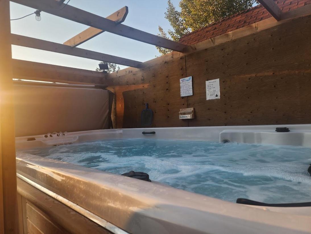 Motel Tyrol Radium Hot Springs Exteriör bild