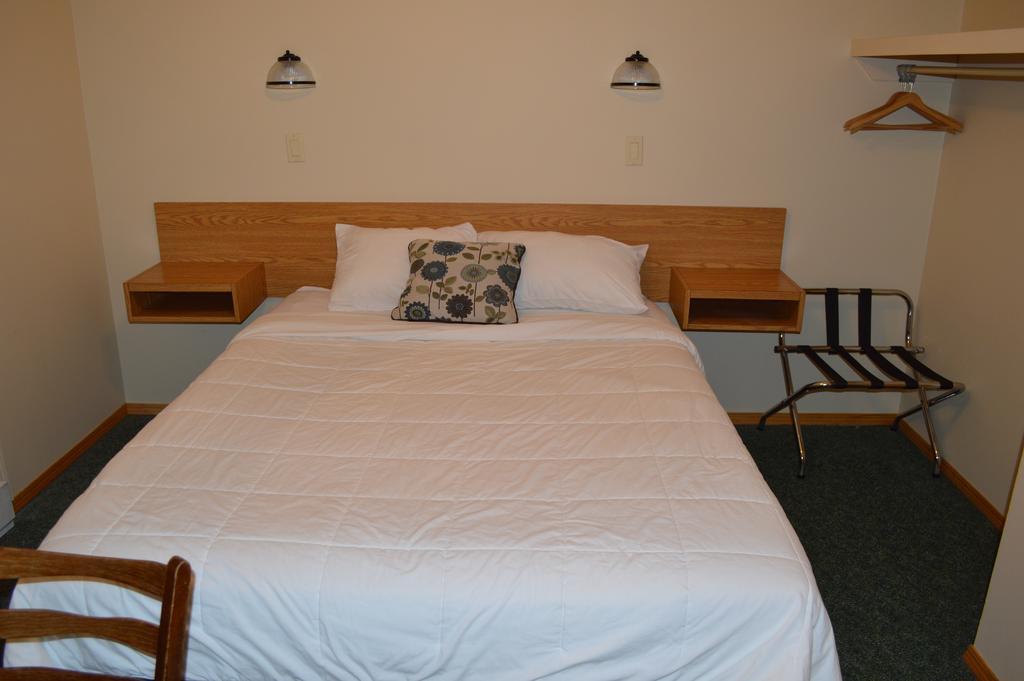 Motel Tyrol Radium Hot Springs Rum bild